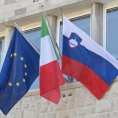 Na Prefekturi o slovenskih zastavah