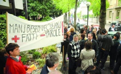 13.10.12-Protest-usluzbencev-sl.-org.-in-ust.